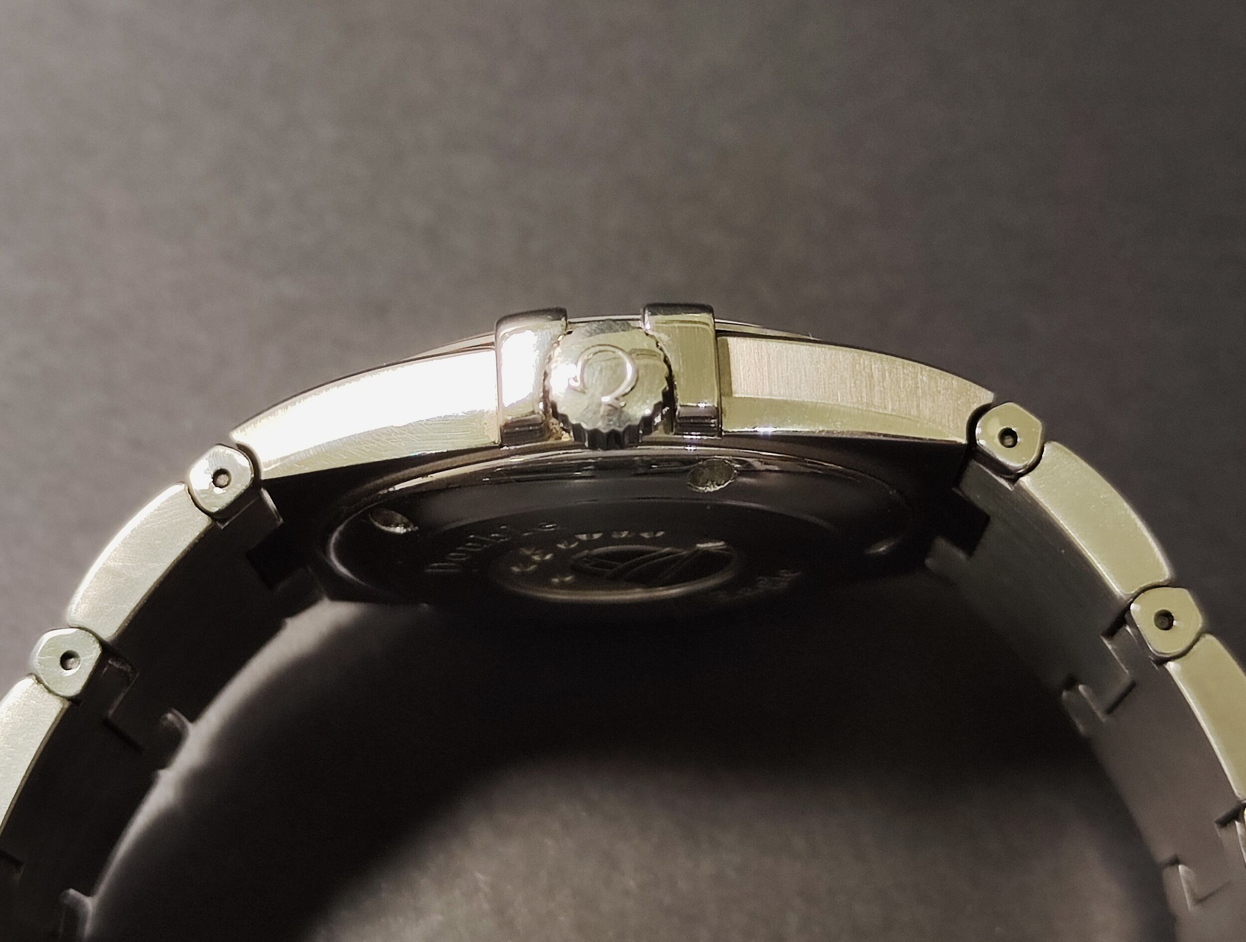 OMEGA 星座系列 雙鷹 萬年曆 黑色面盤 錶徑36mm 羅馬數字 溫度補償 石英萬年曆機芯 絕版品~原廠盒裝 海馬可參考 4