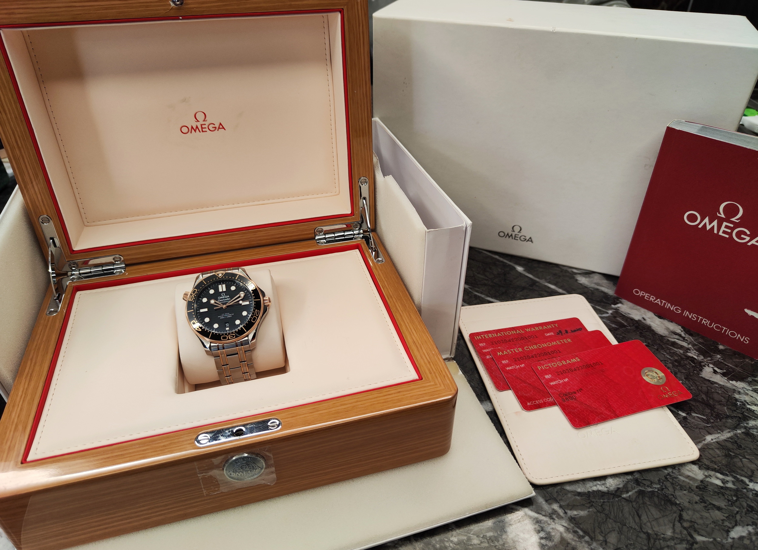 OMEGA 最新款 半玫瑰金 大海馬 大錶徑42mm 黑色陶瓷圈 大黑馬 原廠半金鍊帶~原廠盒單 2020 10