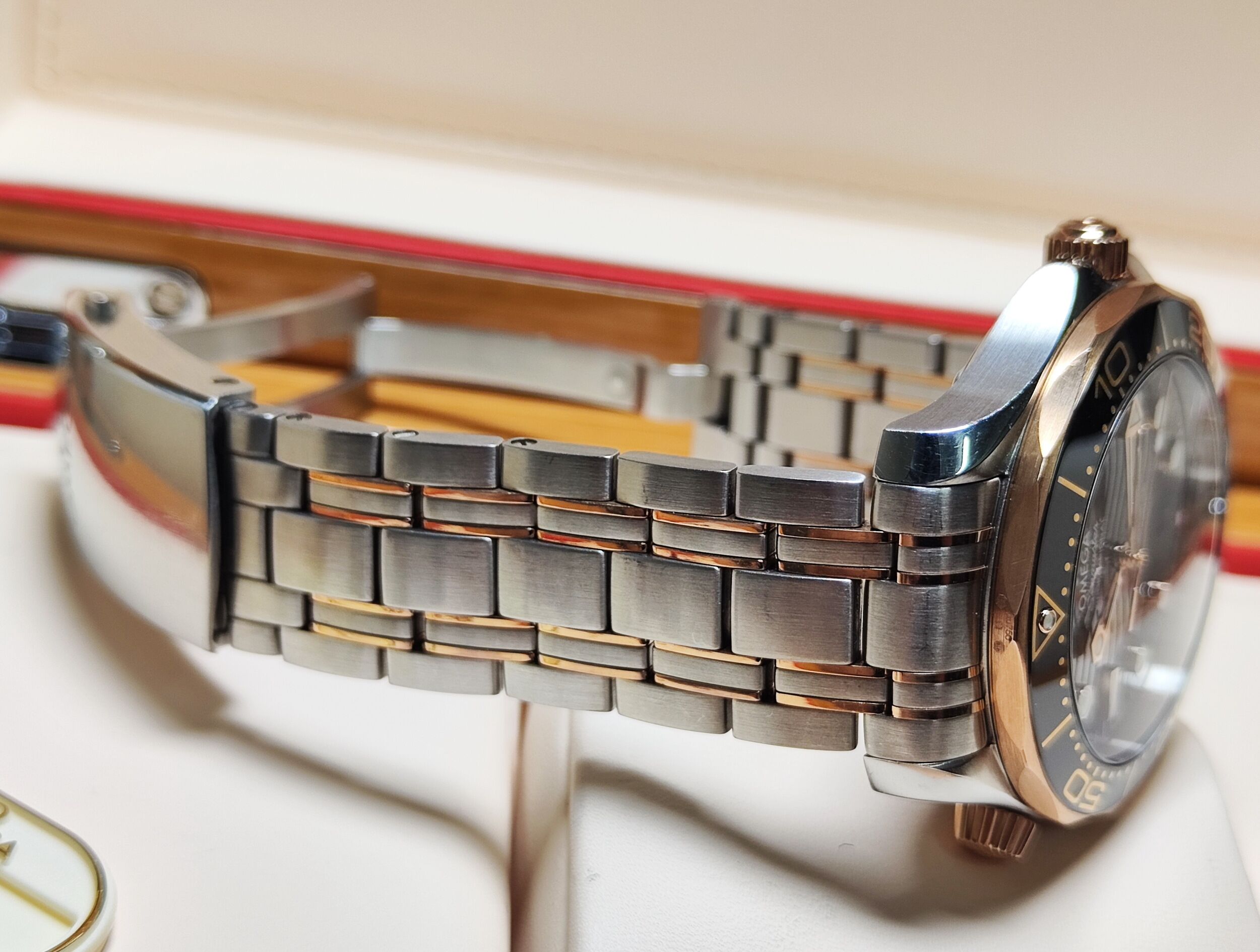 OMEGA 最新款 半玫瑰金 大海馬 大錶徑42mm 黑色陶瓷圈 大黑馬 原廠半金鍊帶~原廠盒單 2020 7