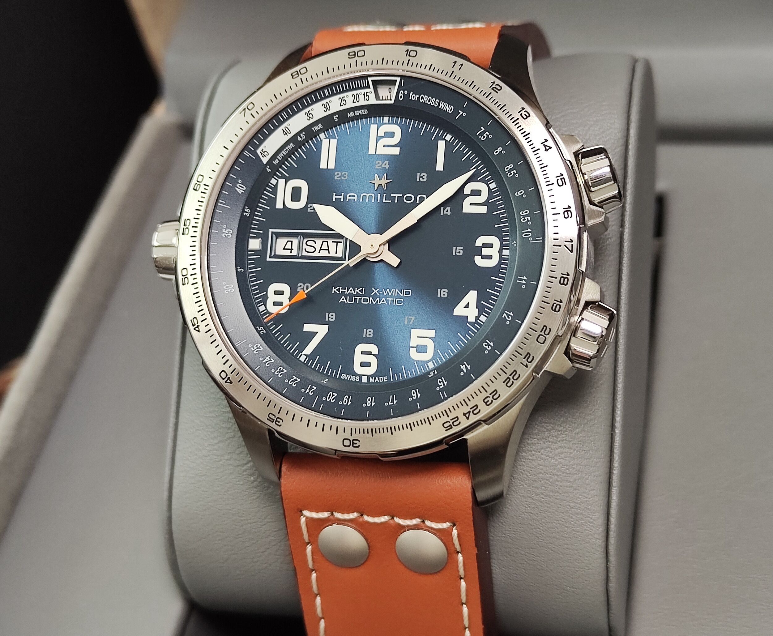 漢米爾頓 全新 卡其航空 X-Wind Day Date 藍色面盤 大錶徑45mm  自動上鍊 ~原廠盒單 2026AD 2