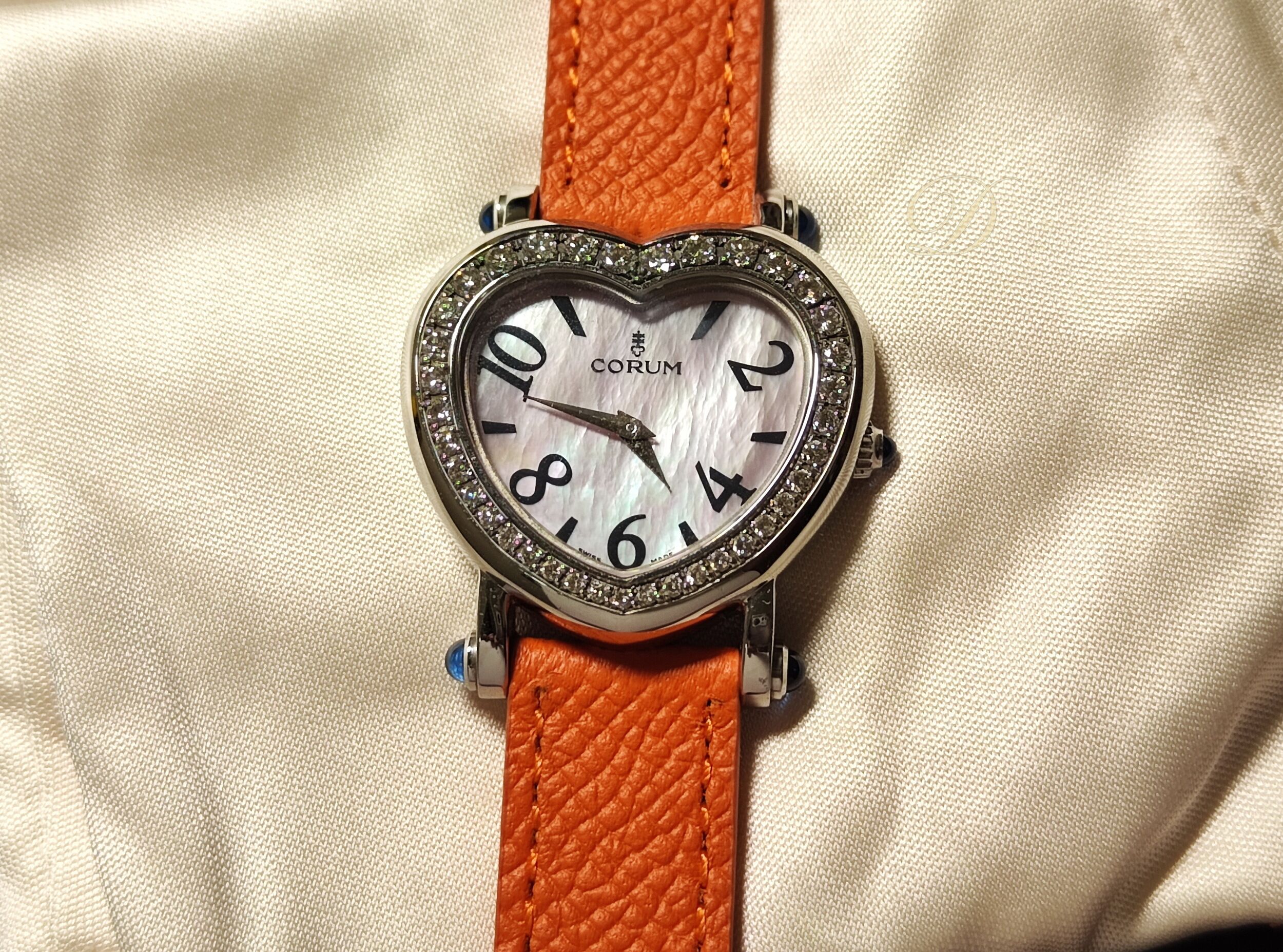 Corum 崑崙 Heart Beat 獨特心型錶殼 原鑲鑽圈 錶徑30mm 粉色珍珠母貝面盤 石英機芯