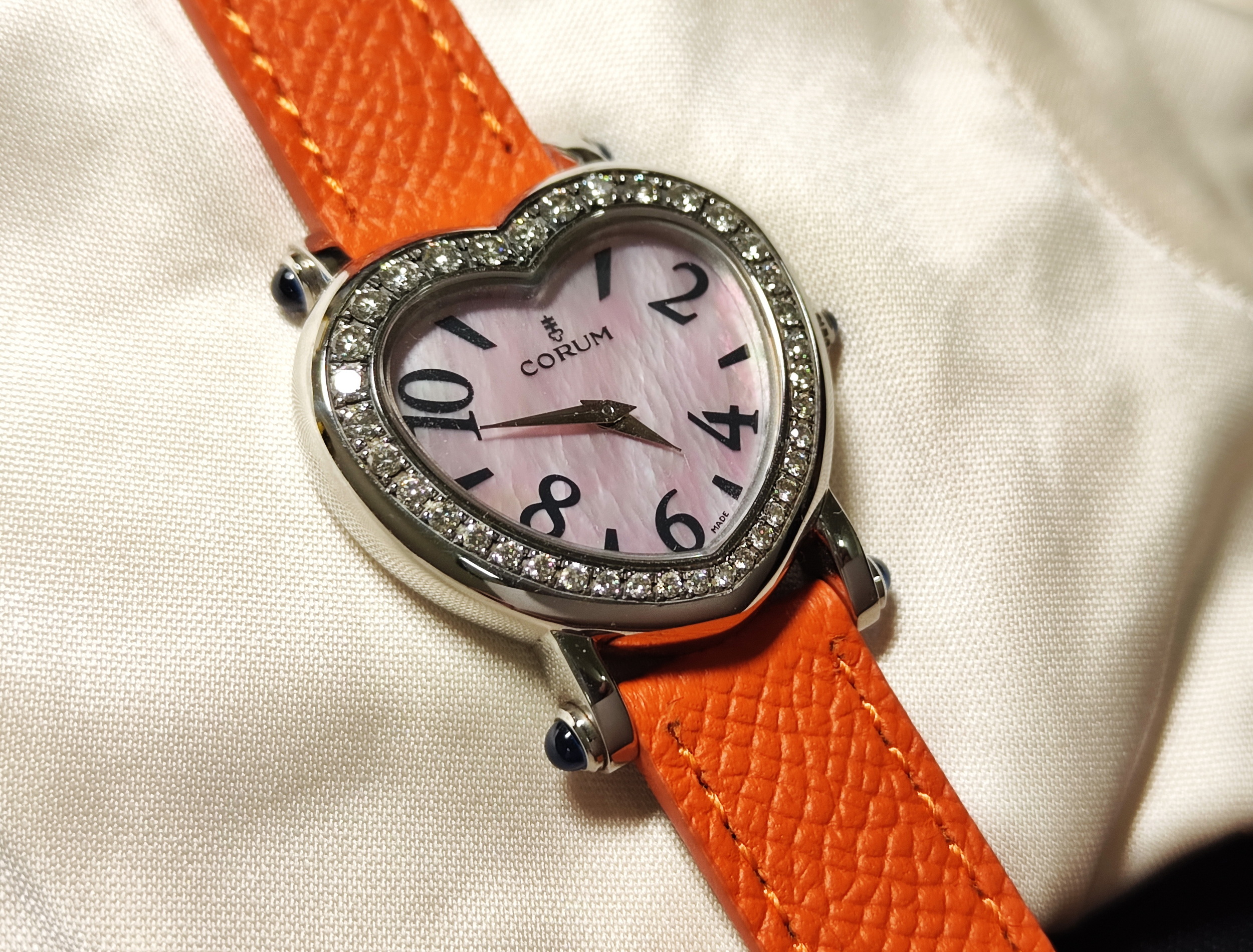 Corum 崑崙 Heart Beat 獨特心型錶殼 原鑲鑽圈 錶徑30mm 粉色珍珠母貝面盤 石英機芯 2