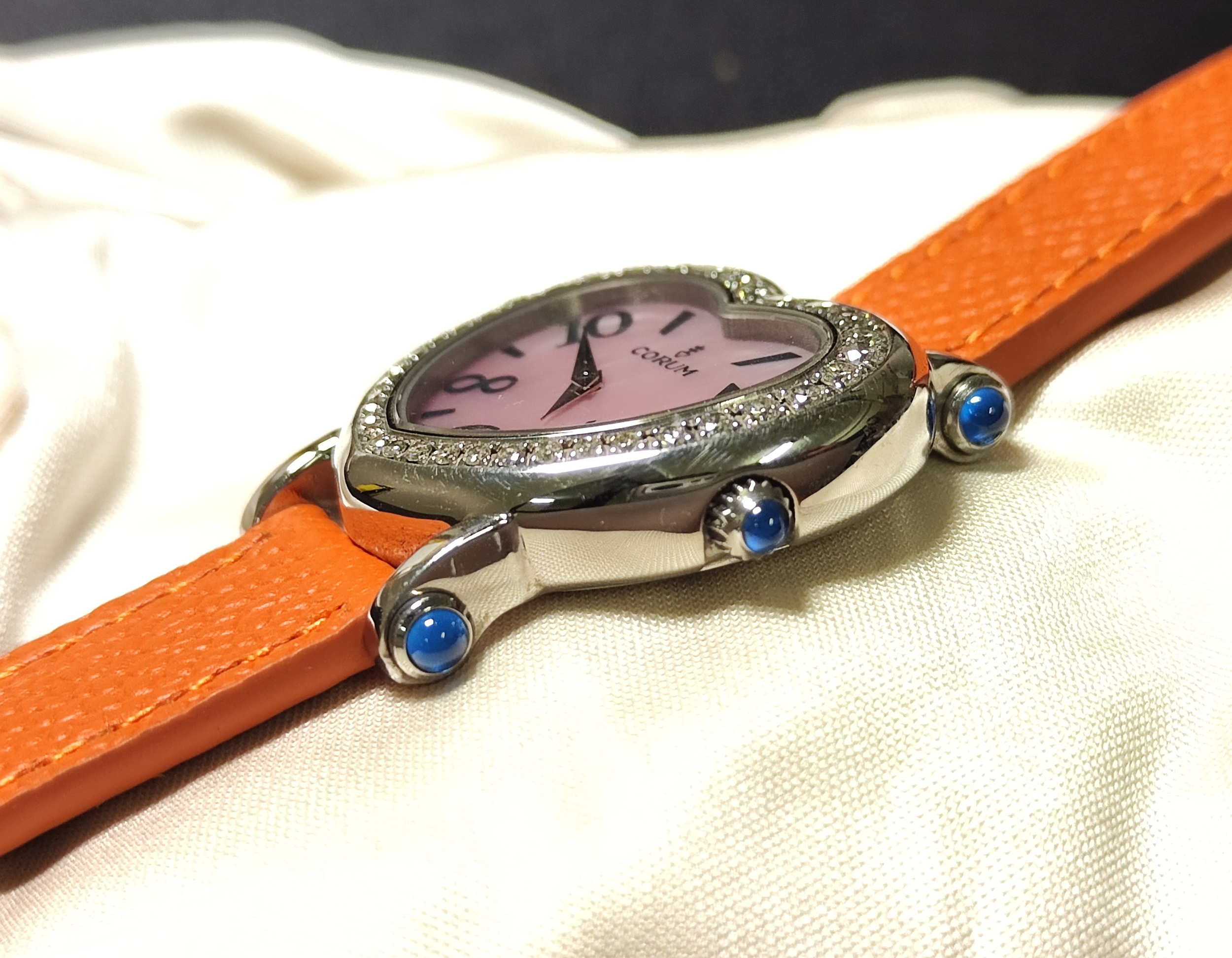 Corum 崑崙 Heart Beat 獨特心型錶殼 原鑲鑽圈 錶徑30mm 粉色珍珠母貝面盤 石英機芯 3