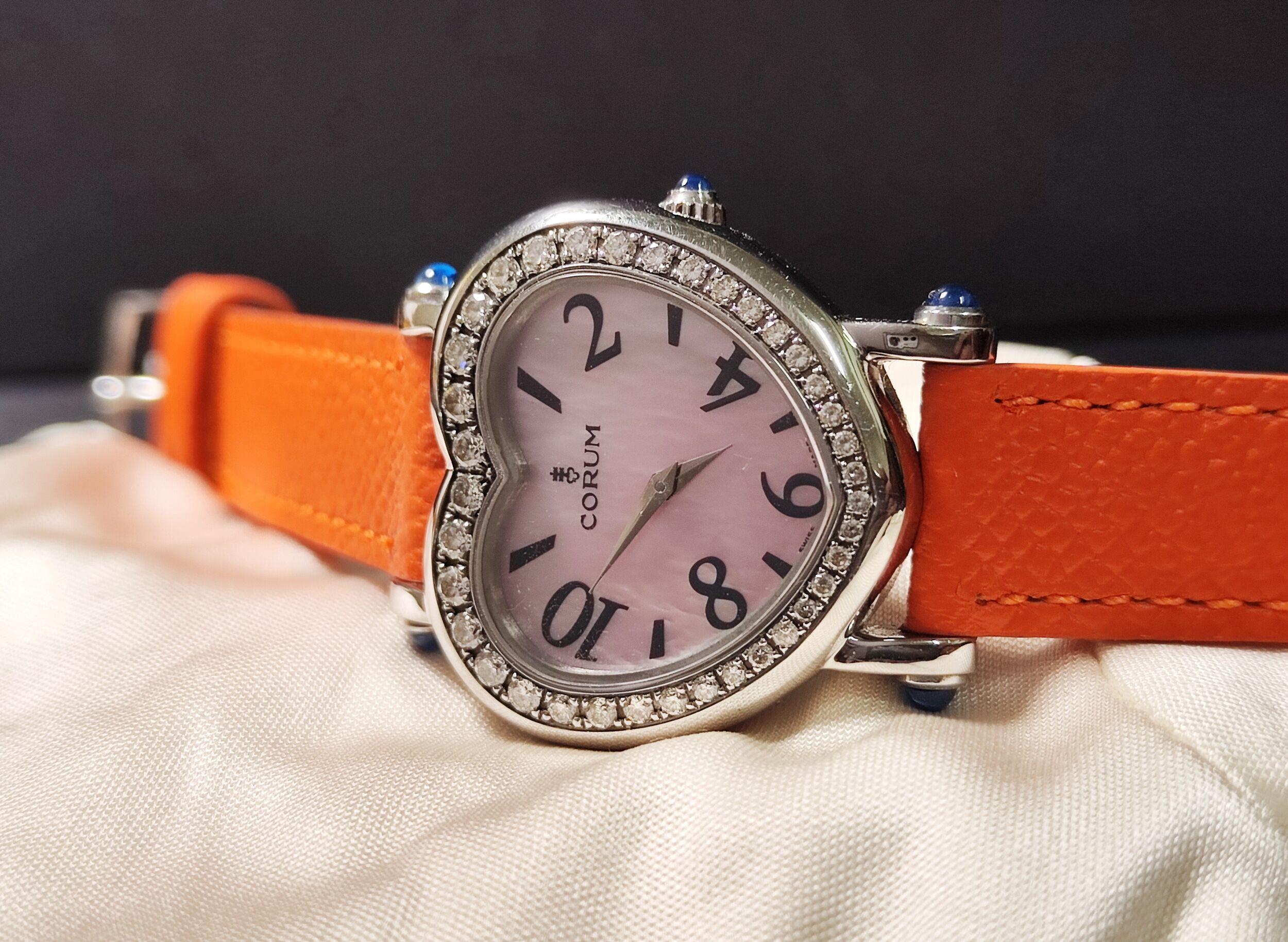 Corum 崑崙 Heart Beat 獨特心型錶殼 原鑲鑽圈 錶徑30mm 粉色珍珠母貝面盤 石英機芯 4