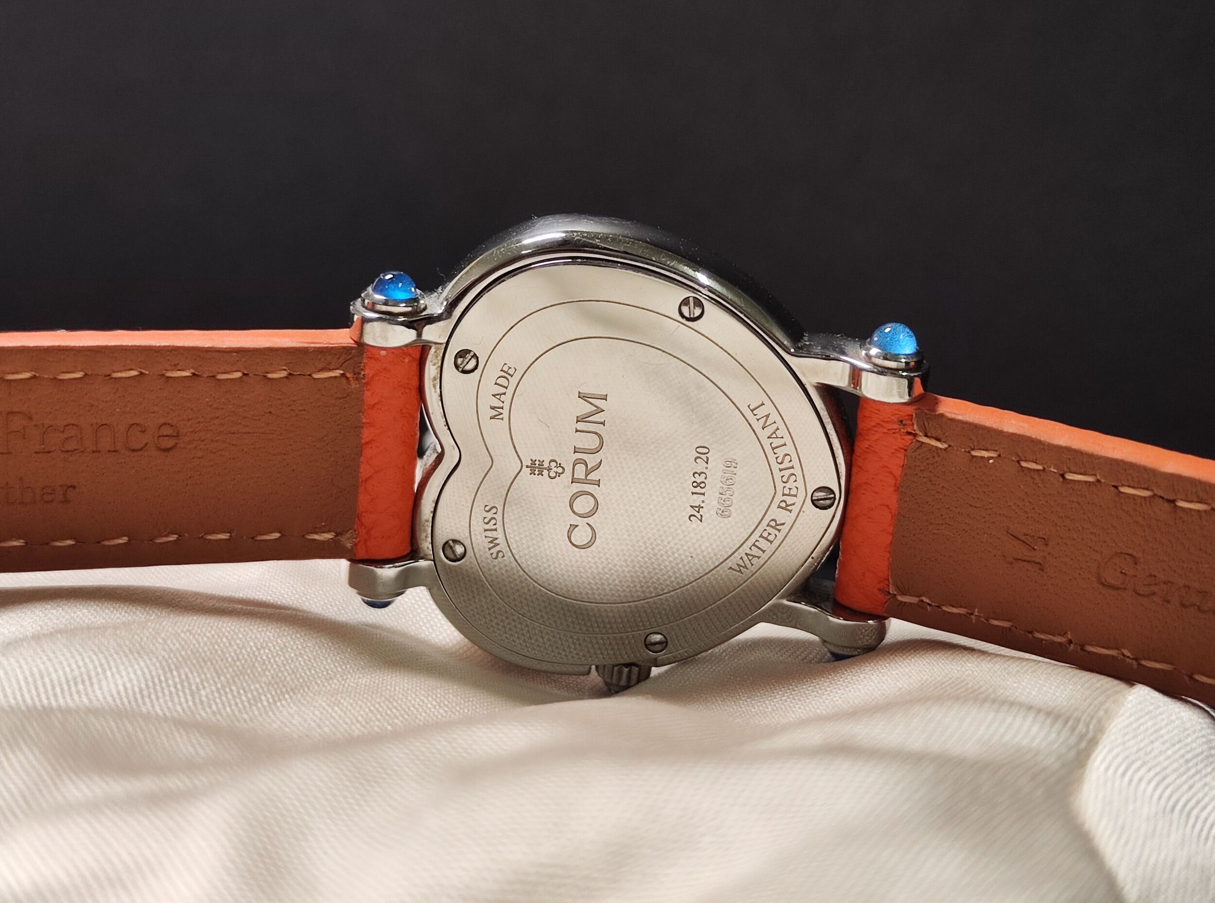 Corum 崑崙 Heart Beat 獨特心型錶殼 原鑲鑽圈 錶徑30mm 粉色珍珠母貝面盤 石英機芯 5