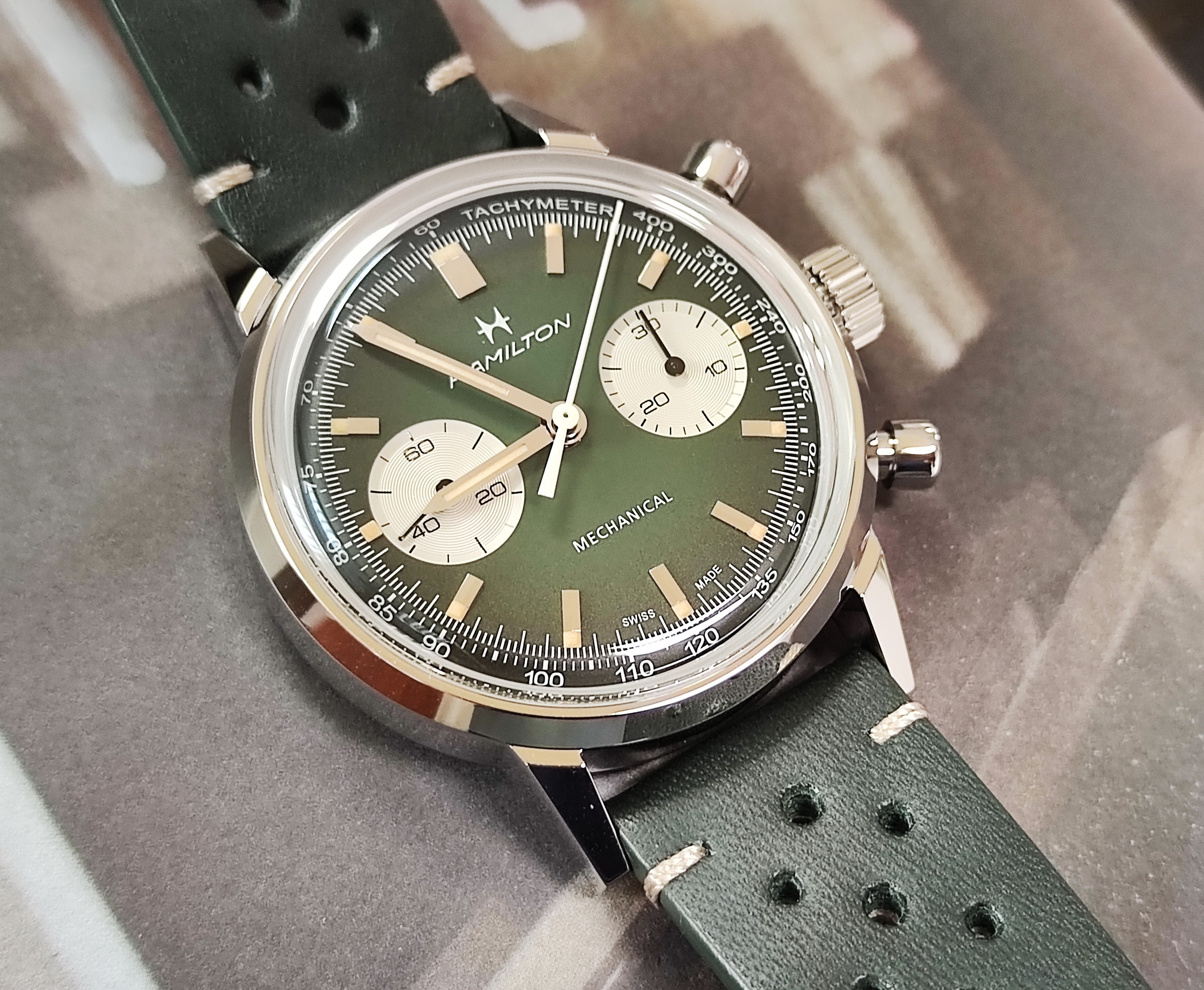 漢米爾頓 全新 古典賽車錶 漸層綠色面盤 錶徑40mm 手動上鍊 熊貓面 原廠米蘭錶帶~原廠盒單 2026AD 3